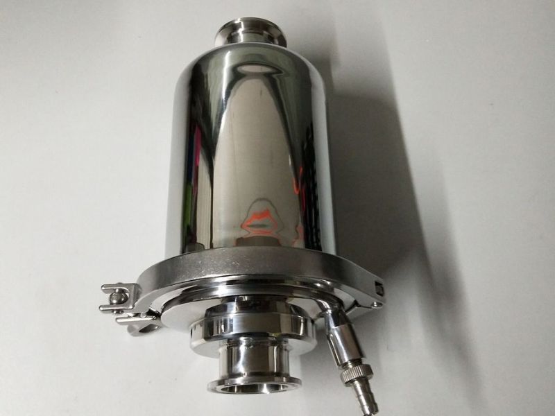 Bộ lọc tách nước bằng màng sử dụng một màng lọc chuyên dụng có cấu tạo đặc biệt