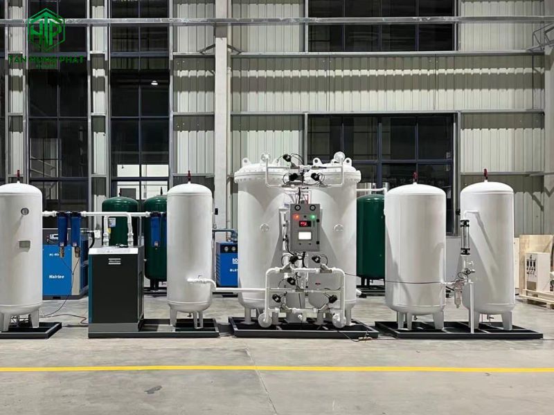 Máy tạo khí nitơ là một thiết bị công nghiệp được thiết kế để tách và sản xuất khí nitơ tinh khiết trực tiếp từ không khí xung quanh