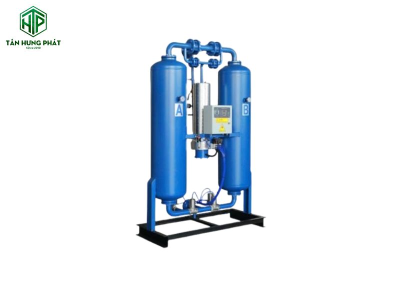 Máy sấy khí làm lạnh hoạt động dựa trên nguyên lý làm lạnh để ngưng tụ hơi nước trong khí nén, sau đó tách nước ra khỏi khí, tạo ra khí khô