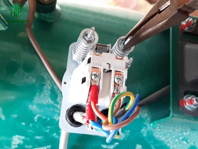 Khi điều chỉnh rơ le máy nén khí bạn cần lưu ý một số điểm quan trọng để đảm bảo an toàn