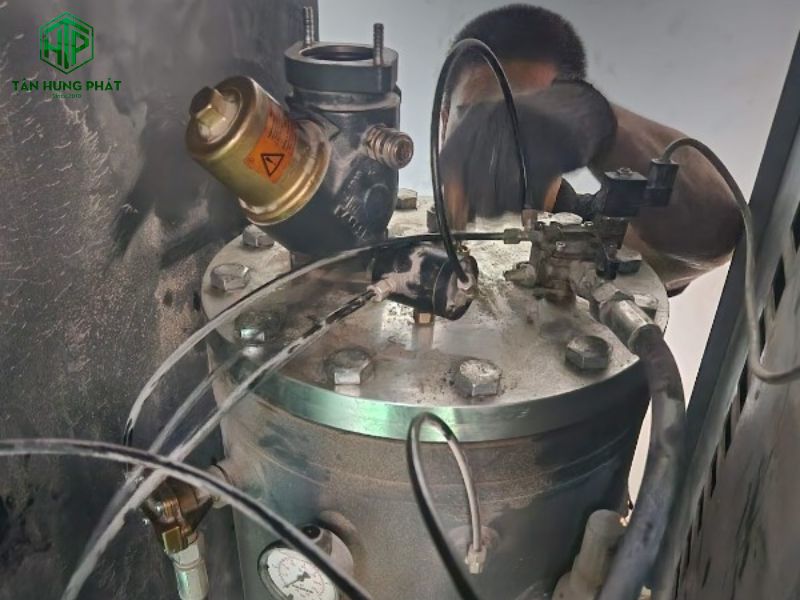 Nếu máy nén khí bị xì hơi liên tục qua van xả của rơ le ngay cả khi máy đã dừng, có thể van một chiều bị hỏng, bình chứa khí nén nứt hoặc thủng,..