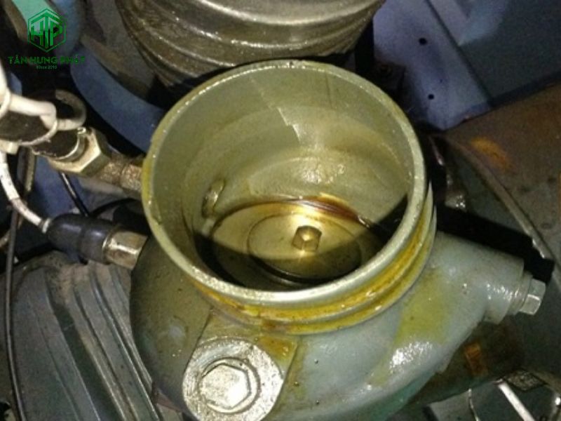 Rò rỉ dầu có thể xảy ra do hỏng van một chiều, bơm khí nén bị lỗi hoặc đường ống dẫn khí nén bị hở