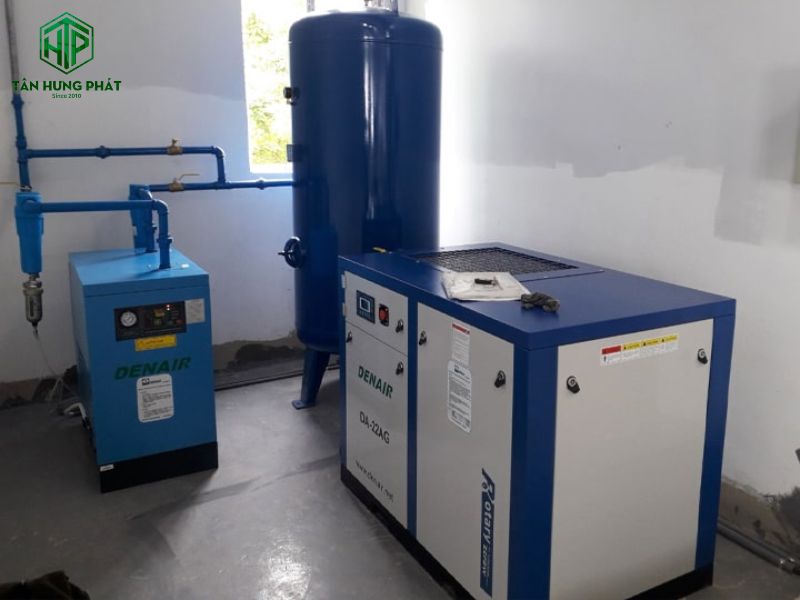 Máy nén khí trục vít tạo ra khí nén liên tục và hiệu quả thông qua ba giai đoạn chính gồm hút, nén và xả.