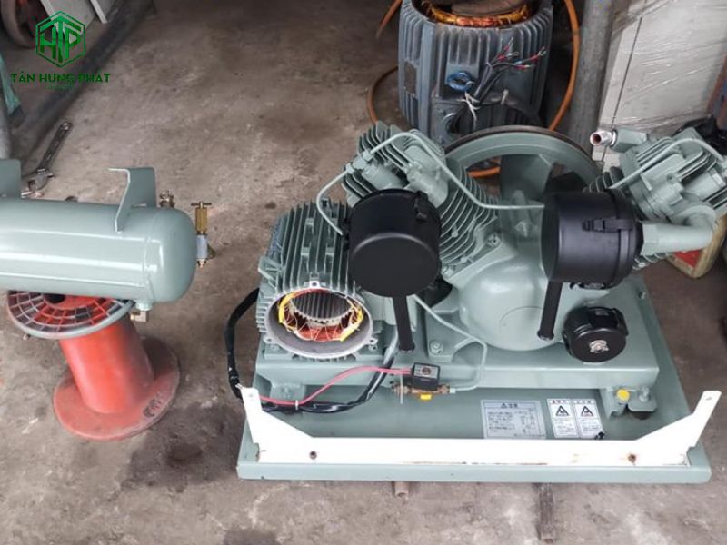 Tháo ống xả dầu ở bình dầu, mở van xả dầu từ từ để dầu cũ chảy ra ngoài