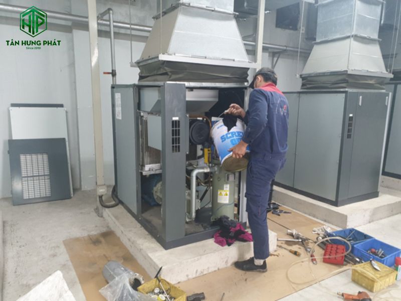 Sau khi thay dầu máy nén khí xong, kiểm tra mức dầu và đổ thêm dầu vào bình nếu cần